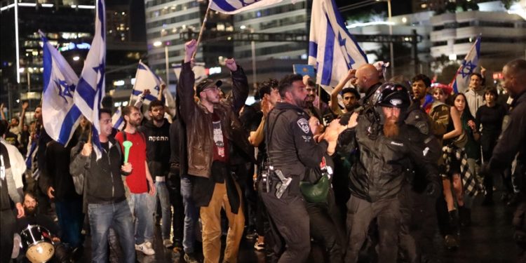 İsrailliler Netanyahu’nun erteleme kararına rağmen “yargı reformu” protestolarına devam etti