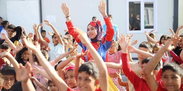 Konteyner kentin “Pamuk prensesi” depremzede miniklere oyunlarla moral oluyor