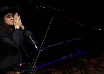 Hataylı şarkıcı Karsu kentin kültürel mirasına sahip çıkmayı amaçlıyor