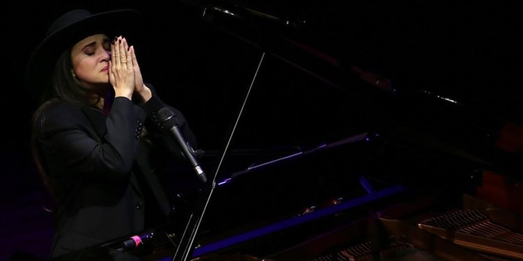 Hataylı şarkıcı Karsu kentin kültürel mirasına sahip çıkmayı amaçlıyor