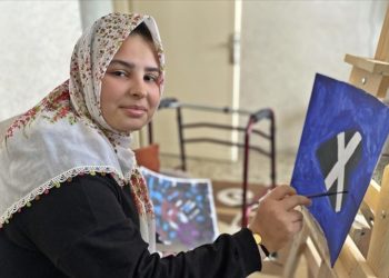 Epilepsi hastası genç kız, ayağının ağrımasıyla öğrendiği kanseri azmiyle yendi