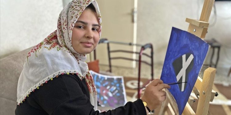 Epilepsi hastası genç kız, ayağının ağrımasıyla öğrendiği kanseri azmiyle yendi