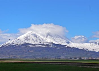 Ağrı'daki Kösedağ'ın zirvesi ilkbaharda karla kaplandı