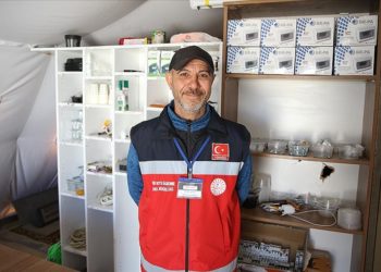 Çadır kentin “Mehmet abisi” depremzedelerin yardımına koşuyor