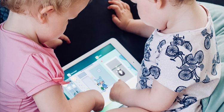 Çocukların 18 aylık olmadan ekranla tanışması sakıncalı bulunuyor