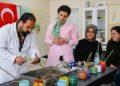 Diyarbakır’da öğretmenler depremin travmasından ebru sanatıyla uzaklaştı