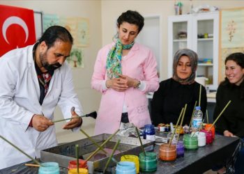 Diyarbakır’da öğretmenler depremin travmasından ebru sanatıyla uzaklaştı