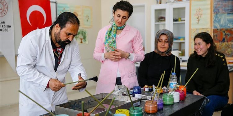 Diyarbakır’da öğretmenler depremin travmasından ebru sanatıyla uzaklaştı