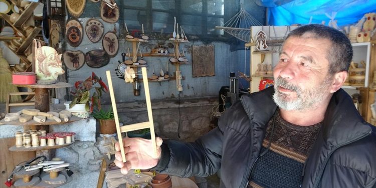 Hobisini mesleğe dönüştüren ahşap ustası ürünleri yurt dışına da gönderiyor
