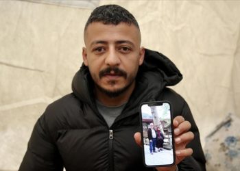 Ailesinden geriye cep telefonunda kalan fotoğraflarla teselli buluyor