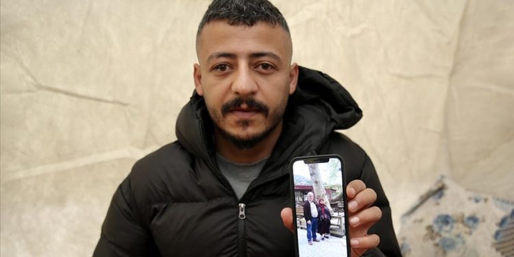 Ailesinden geriye cep telefonunda kalan fotoğraflarla teselli buluyor