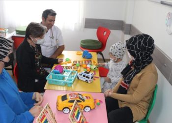 Kanser tedavisi gören çocuklar hastanede açılan sınıfla moral buldu