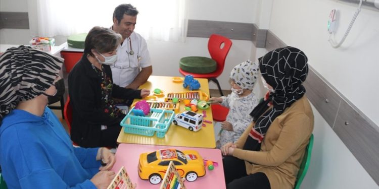 Kanser tedavisi gören çocuklar hastanede açılan sınıfla moral buldu