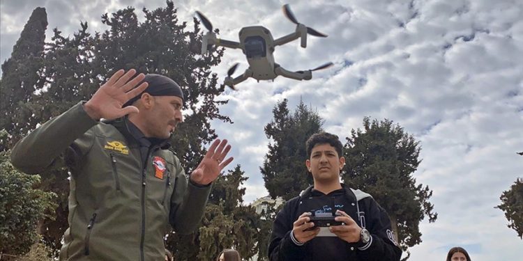 Depremzede 30 öğrenci ilk kez dron kullanmanın heyecanını yaşadı