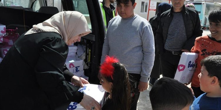 Afşin'de konteyner kentte yaşayan çocuklara bayram hediyesi dağıtıldı