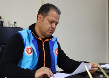 Depremde 25 yakınını kaybeden afetzede, yardım dağıtımlarına destek oluyor