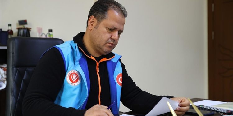 Depremde 25 yakınını kaybeden afetzede, yardım dağıtımlarına destek oluyor