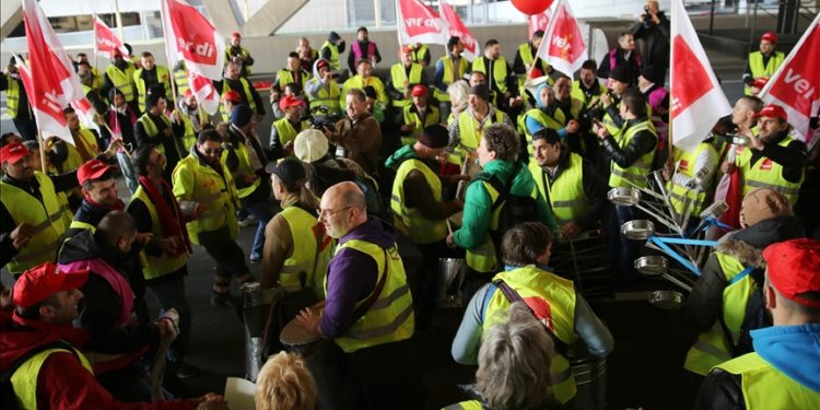 Almanya'da sendikalar enerji alanındaki özel sektör çalışanlarını greve çağırdı