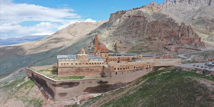 İshak Paşa Sarayı’nın Ramazan Bayramı’ndaki ziyaretçi sayısı 8 bine yaklaştı