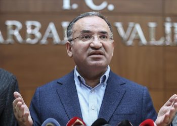 Seccadeye ayakkabılarıyla basarak kirletmek Sayın Kılıçdaroğlu’na yakışmamıştır