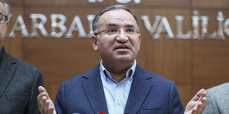 Seccadeye ayakkabılarıyla basarak kirletmek Sayın Kılıçdaroğlu’na yakışmamıştır