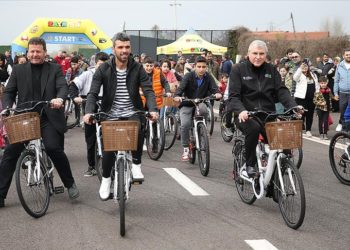 Kenan Sofuoğlu, Sakarya’da depremzede çocuklara bisiklet hediye etti