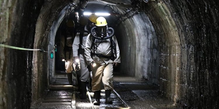 “Kömür karası eller” ekmek parasını yerin metrelerce altından çıkarıyor