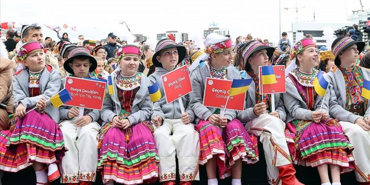 Farklı ülkelerden çocuklar TRT’nin 23 Nisan Çocuk Şenliği’nde buluştu