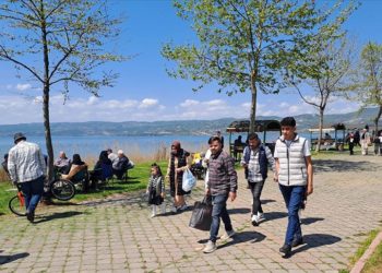 Sahil kenti Sapanca'da bayram tatili yoğunluğu