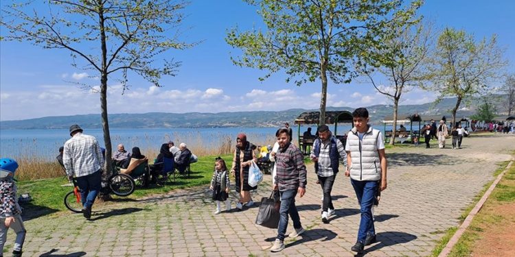 Sahil kenti Sapanca'da bayram tatili yoğunluğu
