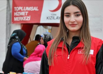 Depremden sağ kurtulan psikolog depremzedelerin yaralarını sarmak için gönüllü oldu