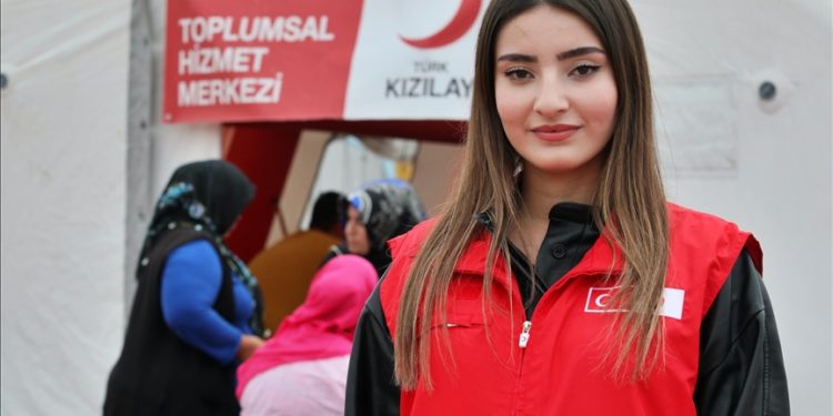 Depremden sağ kurtulan psikolog depremzedelerin yaralarını sarmak için gönüllü oldu