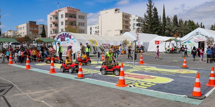 Adıyaman'da jandarma ekipleri depremzede çocuklara trafik eğitimi verdi