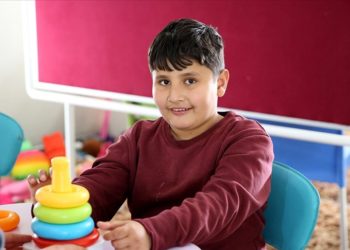 Otizmli Mehmet Ali, Kahramanmaraş’taki çadır kentte özel eğitiminden geri kalmıyor