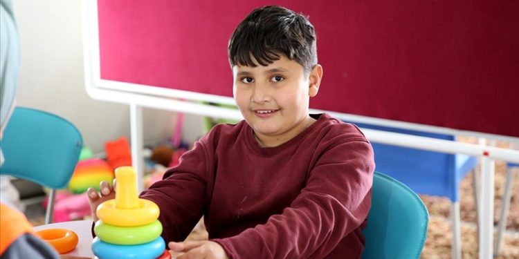 Otizmli Mehmet Ali, Kahramanmaraş’taki çadır kentte özel eğitiminden geri kalmıyor