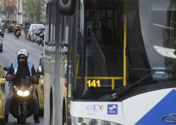 Atina'da otobüs şoförleri iş bırakma eylemi yapıyor