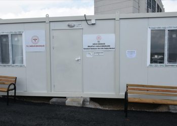 Konteyner kentteki aile sağlığı merkezi depremzedelere hizmet sunuyor