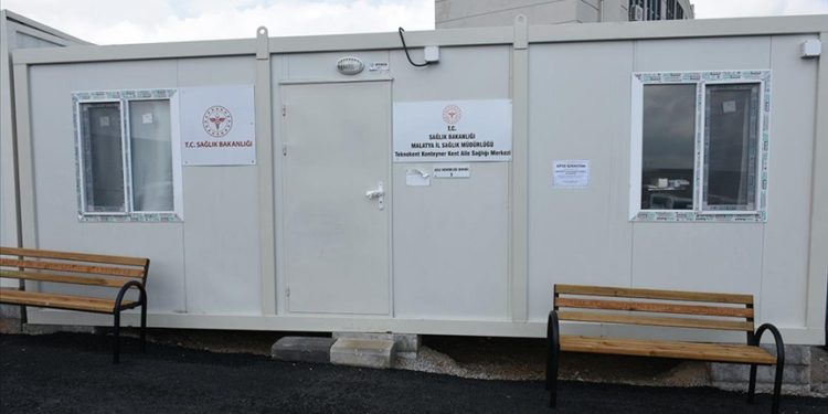 Konteyner kentteki aile sağlığı merkezi depremzedelere hizmet sunuyor