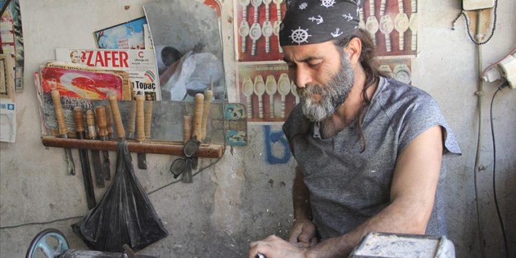 Hataylı depremzede torna ustası 36 yıllık ekmek teknesinde üretimi sürdürüyor