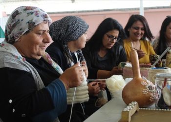 Depremzede kadınlar atık malzemeleri yeni ürünlere dönüştürüyor