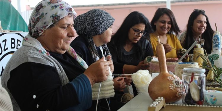 Depremzede kadınlar atık malzemeleri yeni ürünlere dönüştürüyor