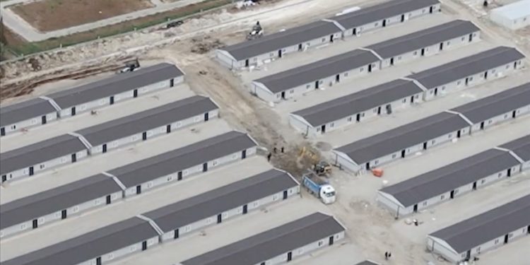 Adıyaman'da depremzedeler geçici yaşam alanına yerleşmeye başladı