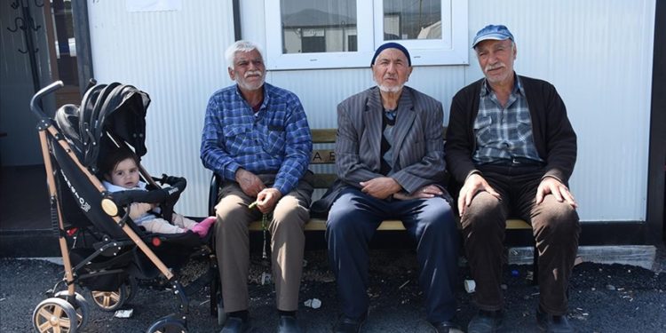 Konteyner kentin çınarları bayramda torunlarını bekliyor