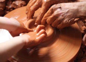 Depremzede çocuklar çamura şekil vererek el becerilerini geliştiriyor