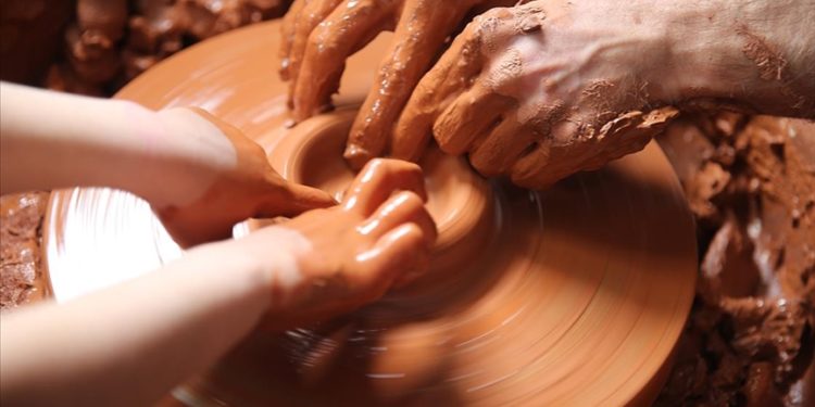 Depremzede çocuklar çamura şekil vererek el becerilerini geliştiriyor