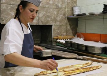 İzmirli kadın, kızının eğitimi için gündüz aşçı akşam pide ustası