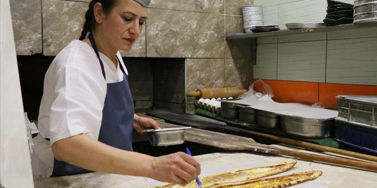 İzmirli kadın, kızının eğitimi için gündüz aşçı akşam pide ustası
