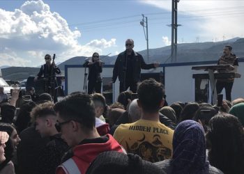 Sanatçı Haluk Levent, Nurdağı'nda depremzedelere konser verdi