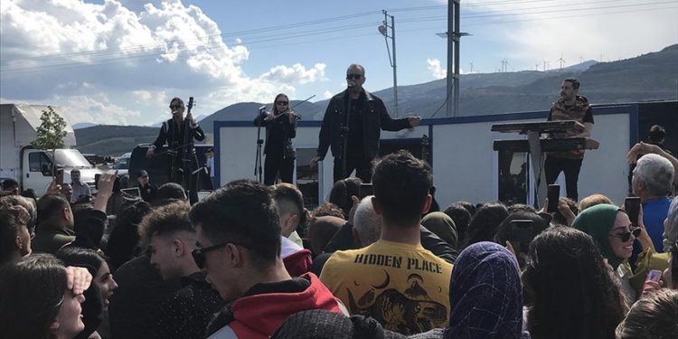 Sanatçı Haluk Levent, Nurdağı'nda depremzedelere konser verdi