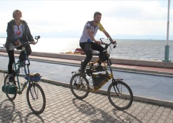 İspanya’dan bisikletleriyle Avrupa ve Asya turuna çıkan iki turist, Konya’da mola verdi
